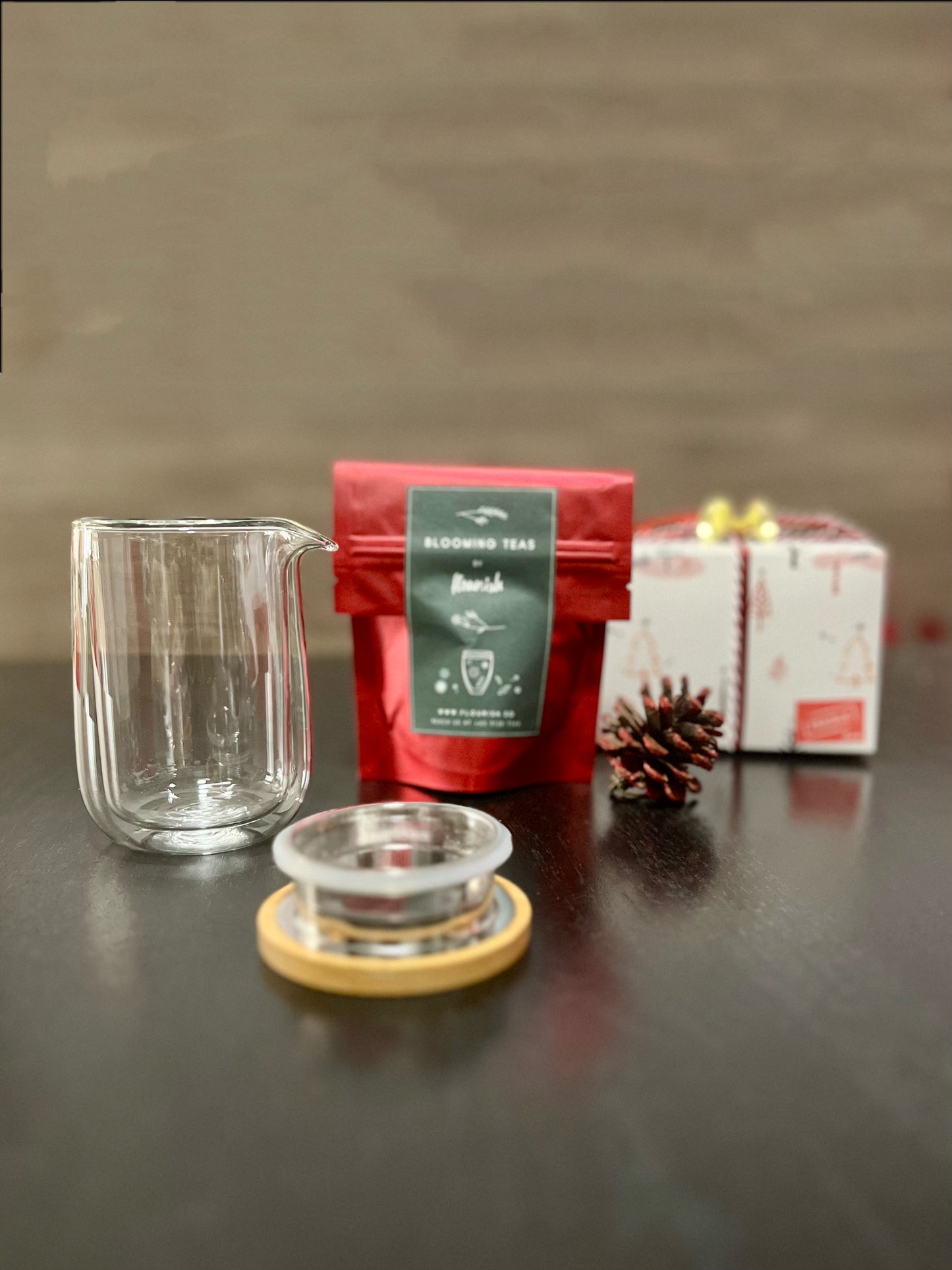 (Gift Box) Double Wall Glass Brew & Serve Tea Set w/ Blooming Teaballs