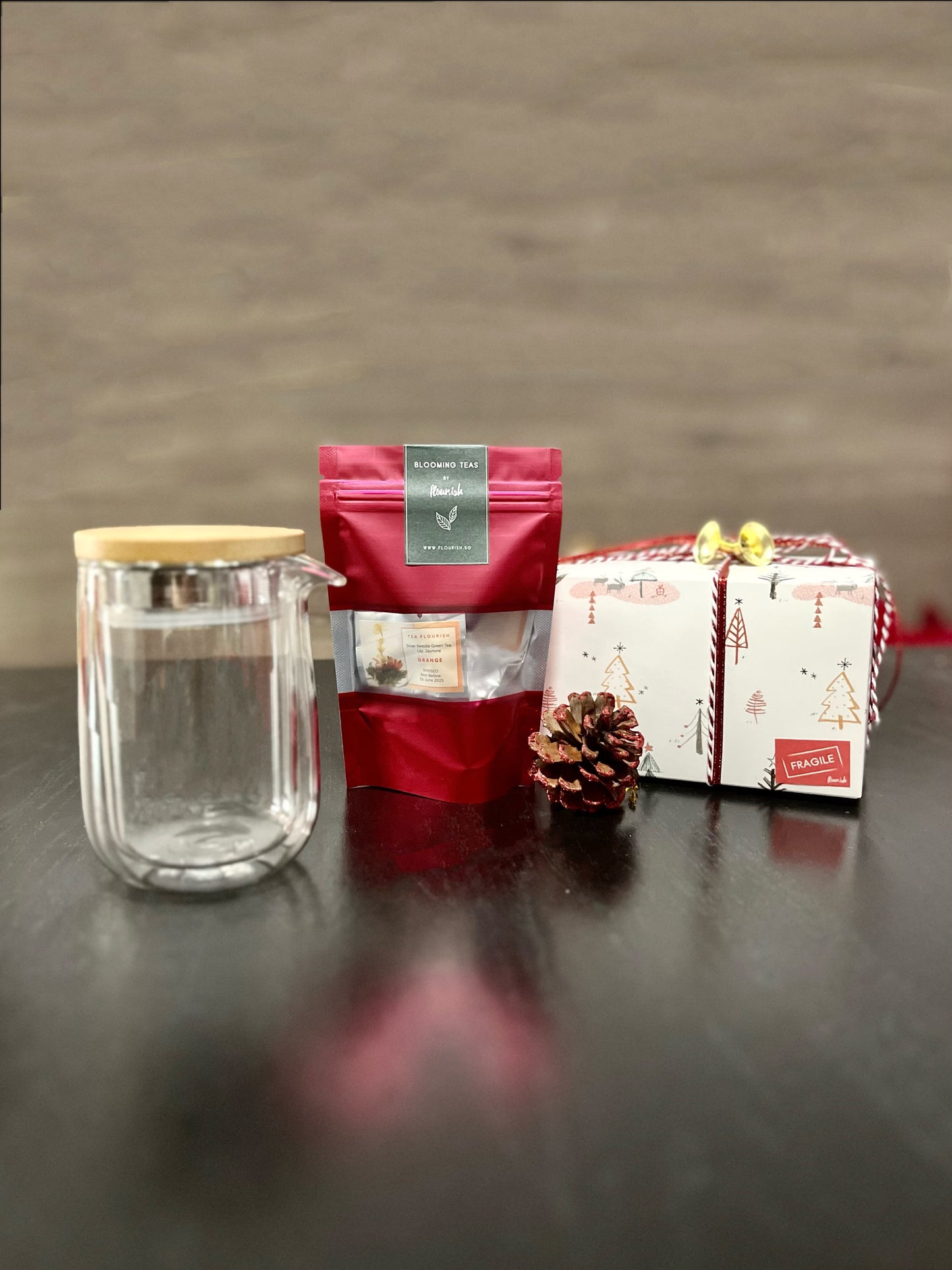 (Gift Box) Double Wall Glass Brew & Serve Tea Set w/ Blooming Teaballs