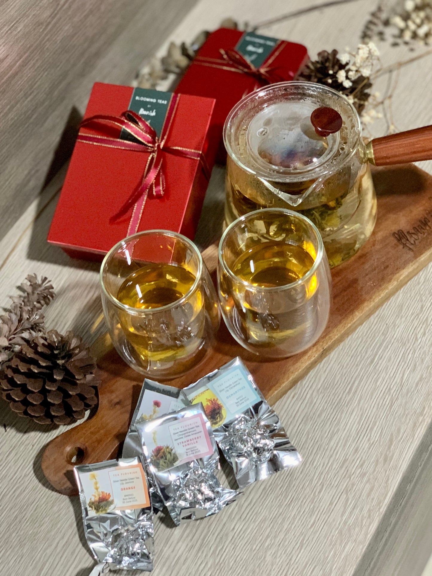 (Gift Box) 750ml Wooden Handle Teapot w/ infuser/Lid, 2 Glass Cups & Blooming Teaballs