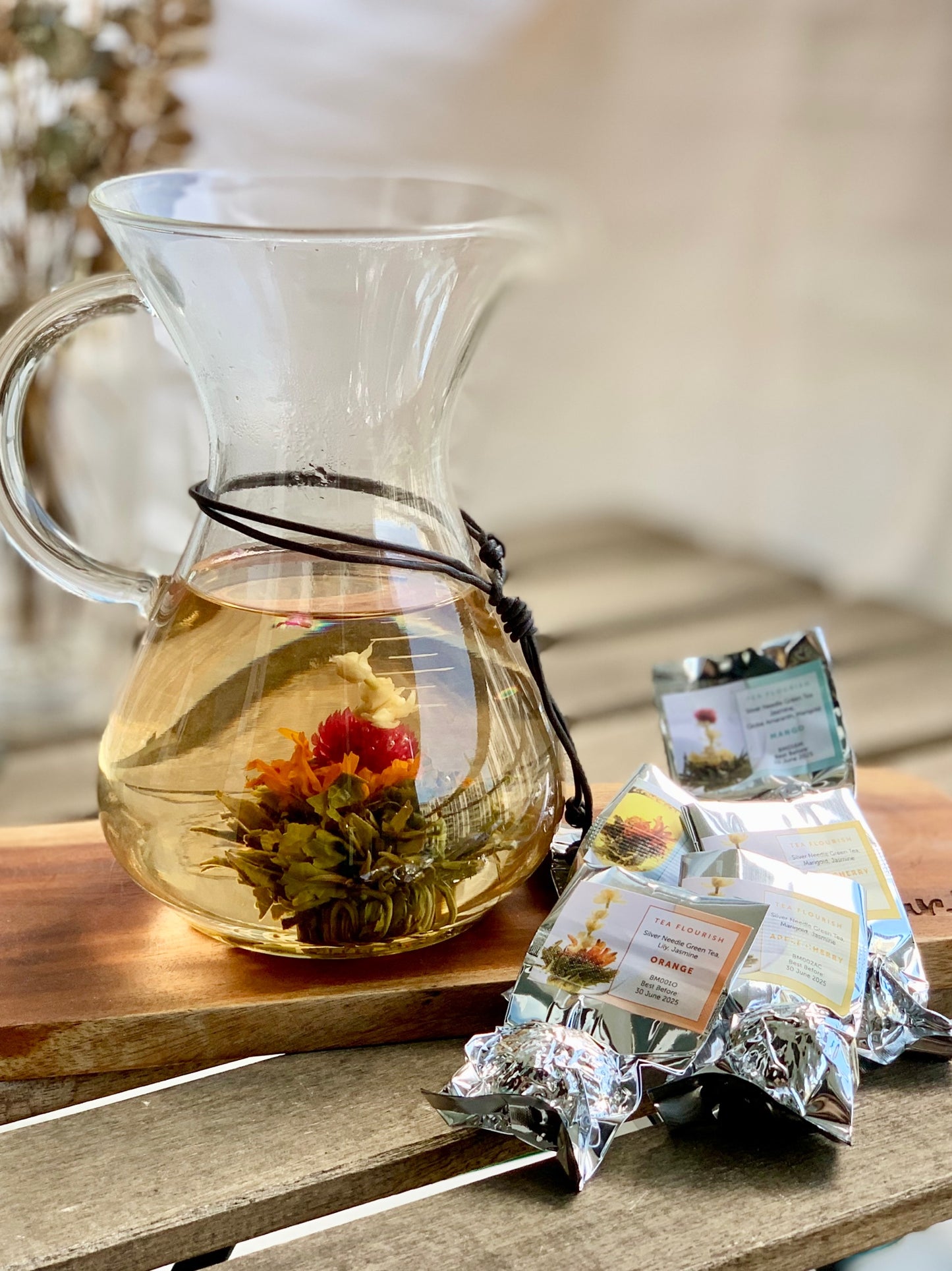 (Gift Box) 750ml Wooden Handle Teapot w/ infuser/Lid, 2 Glass Cups & Blooming Teaballs